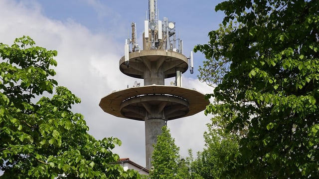 Telekommunikationsantennenturm mit mehreren Signalsendern.