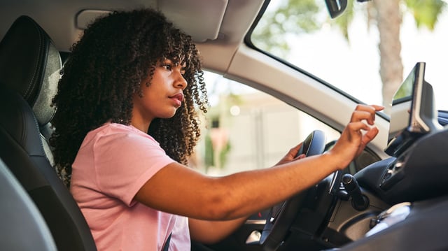 Studien zeigen: Touchscreens im Auto gefährlicher als Alkohol am Steuer
