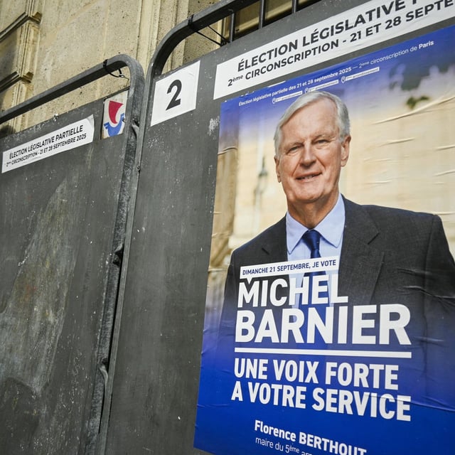 Une affiche électorale de Michel Barnier, candidat LR à l'élection législative partielle dans la 2e circonscription de Paris, le 15 septembre 2025.