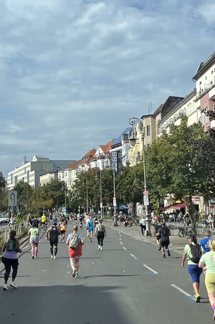 Ein Blick durch die Frontscheibe im Besenbus auf letzte Läuferinnen und Läufer im Teilnehmerfeld des Berlin-Marathons