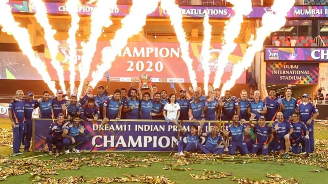 Mumbai Indians players posing for a photo after winning the IPL 2020 title | Image: IPL/BCCI