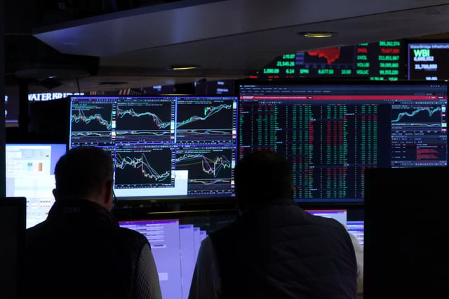 Traders work on the floor at the New York Stock Exchange (NYSE) in New York City, U.S., September 17, 2025.  REUTERS/Brendan McDermid