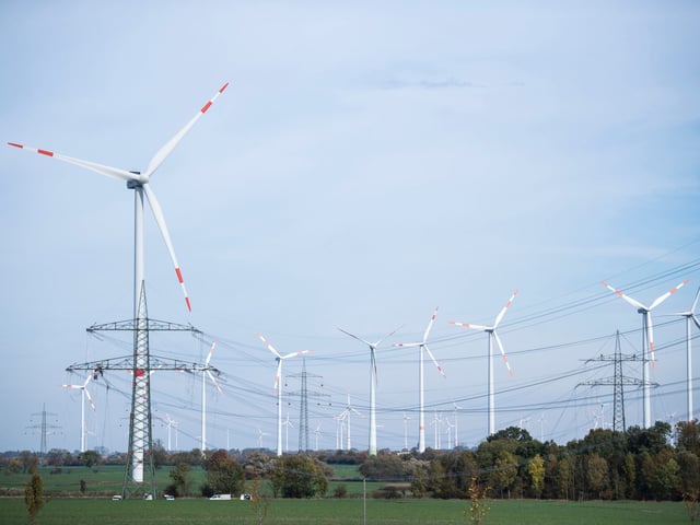 Windräder und Strommasten in Deutschland. (Symbolbild)