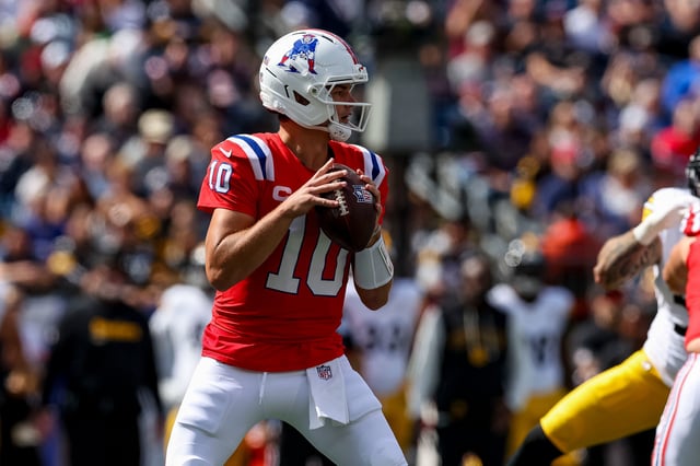 New England Patriots quarterback Drake Maye looks to pass the ball during the first quarter at Gillette Stadium.