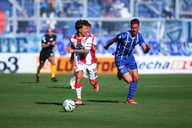 En Mendoza. Gastón Lodico, mientras tuvo resto físico, lideró la mayoría de los ataques de un Instituto que sumó un buen punto en el estadio de Godoy Cruz. (Prensa Instituto)