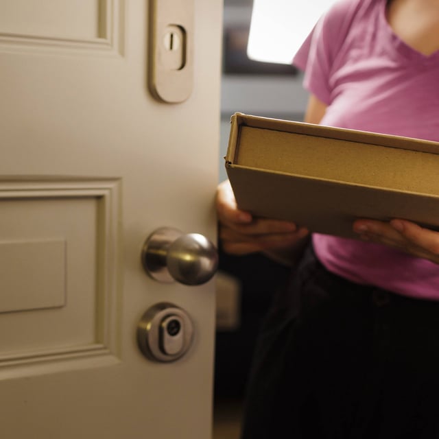 Die Deutsche Post steht vor Gericht. Die Klage könnte die gängige Praxis, Pakete an Nachbarn abzugeben, kippen. (Symbolbild)