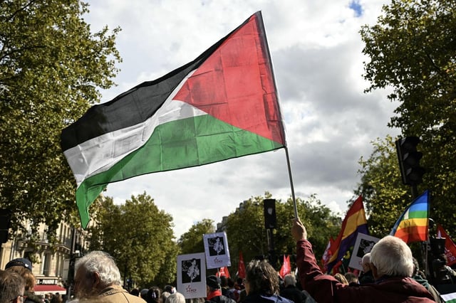 La mairie de Saint-Denis déploie le drapeau palestinien sur son fronton malgré la mise en garde de Beauvau