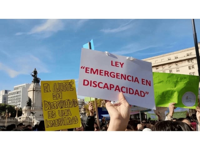 El Gobierno promulgó la Ley de Emergencia en Discapacidad tras el rechazo al veto en el Congreso, pero postergaron su aplicación.
