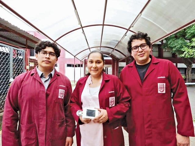 El estudiante de ingeniería biomédica, Víctor Manuel Arena; y los doctores Diana Bueno y Alberto Zamora, en el IPN. Fotos: Especial