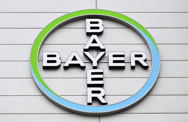 ABD0040_20250415 - WIEN - ÖSTERREICH: ++ THEMENBILD ++ Illustration zum Thema "Bayer": Das Logo des Agrarchemie- und Pharmakonzerns "Bayer", aufgenommen am Montag, 14. April 2025, in Wien. - FOTO: APA/HANS KLAUS TECHT - 20250414_PD10282