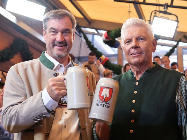 Söder und Münchens Ob Reiter trinken Bier auf dem Oktoberfest - veganen Leberkäse isst Söder aber nicht