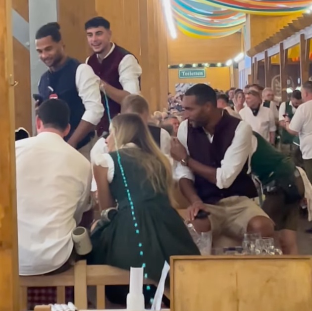 Serge Gnabry, Aleksandar Pavlovic und Jonathan Tah (v.l.) feierten ebenso wie der verdeckte Konrad Laimer auf dem Oktoberfest.