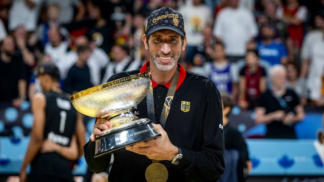 Álex Mumbrú mit dem EM-Pokal