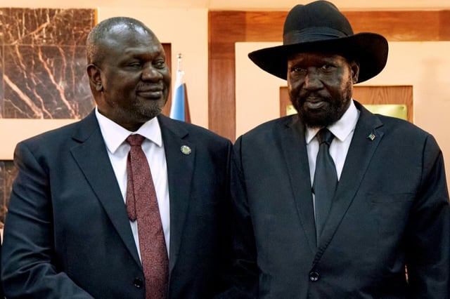 Le président du Soudan du Sud Salva Kiir (d) et son vice-président Riek Machar, lors de sa prestation de serment, le 22 février 2020 à Juba