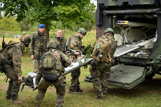 Members of the military demonstrate a rescue operation during an exercise, on the day of German Defence Minister Boris Pistorius's visit at the medical service of the Bundeswehr in Ulm, Germany, August 1, 2023. REUTERS/Angelika Warmuth/File Photo