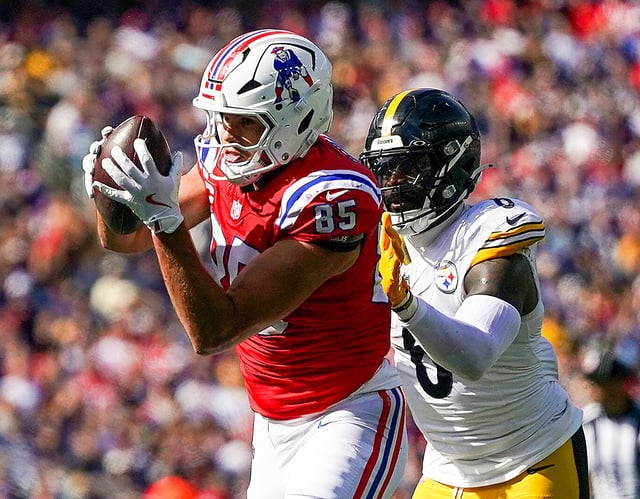 Tight end Hunter Henry had one of his finest games in a Patriots uniform, making eight grabs for 90 yards and two touchdowns against the Steelers.