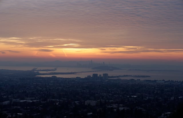El paisaje de San Francisco y el puente de la bahía se ven desde Berkeley, California,  el 22 de diciembre de 2017. (AP Foto/Jeff Chiu, archivo)