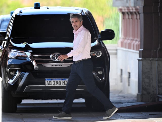 Argentina's Economy Minister Luis Caputo leaves the Casa Rosada presidential palace in Buenos Aires on February 17 2025. federal justice will investigate whether President Javier Milei committed a crime for promoting his social networks cryptocurrency that collapsed hours after its launch 14 (Photo by ROBAYO / AFP) - FTP CLARIN AFP__20250217__36Y439X__v1__HighRes__ArgentinaPoliticsJusticeCryptocurrency.jpg Z Invitado