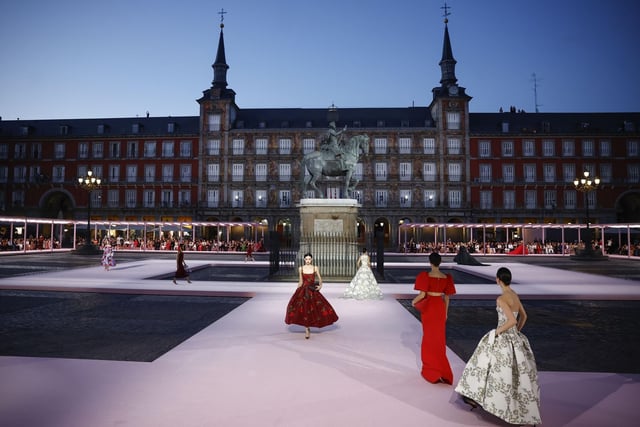 Desfile de Carolina Herrera en la Plaza Mayor de Madrid en el marco de la Mercedes-Benz Madrid Fashion Week.