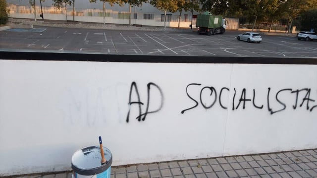Imagen del borrado de la pintada violenta en la Sala Gomis.