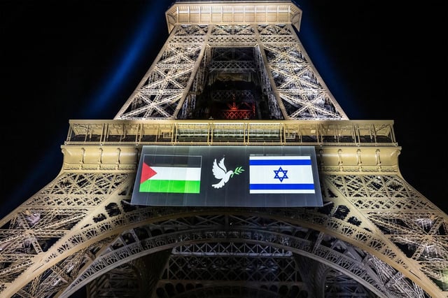 La Tour Eiffel, aux couleurs palestinienne et israéliennes dimanche.