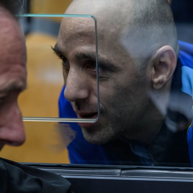 Cédric Jubillar dans le box des accusés lors d'une suspension de séance au premier jour de son procès à Albi (Tarn), le 22 septembre 2025.