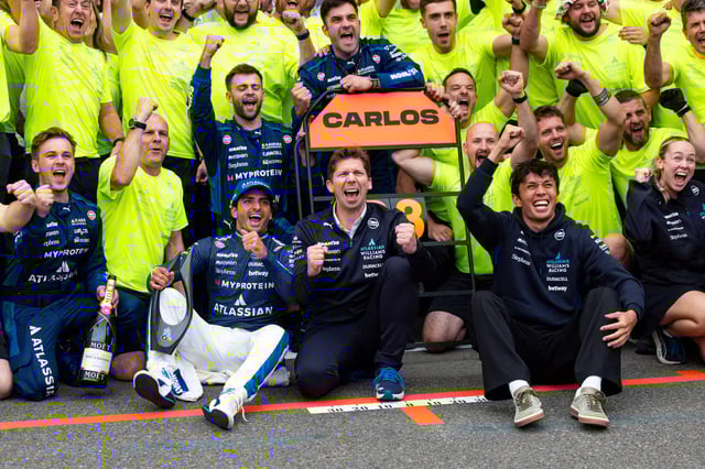 Carlos Sainz of Spain and Williams, Alexander Albon of Thailand and Williams, Williams Team Principal James Vowles, and the Williams crew cheer for a group photo after the F1 Grand Prix of Azerbaijan at Baku City Circuit on September 21, 2025 in Baku, Azerbaijan.