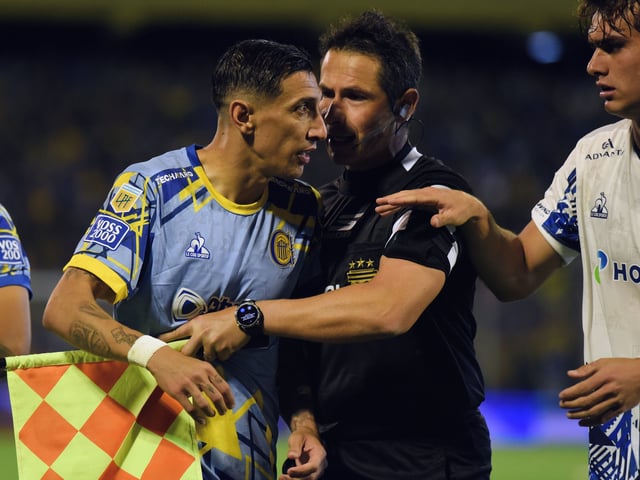 Angel Di María y un momento de tensión en el empate entre Rosario Central y Talleres. Foto: FOTOBAIRES