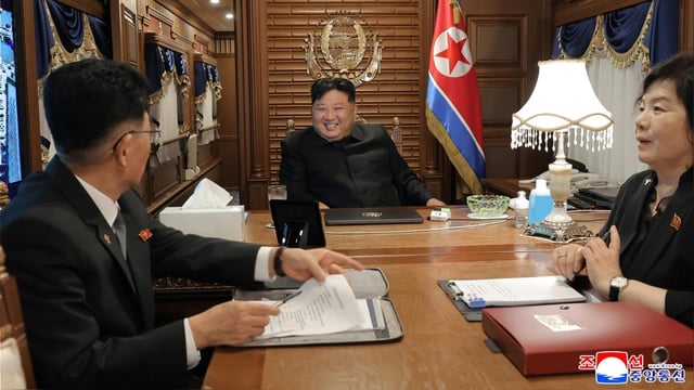 Kim Jong-un viaja a China acompañado de dirigentes del gobernante del Partido de los Trabajadores y altos funcionarios.
