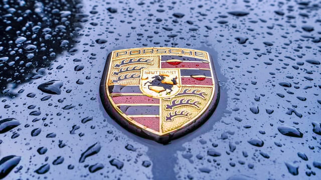 Porsche Emblem auf einer Motorhaube im Regen