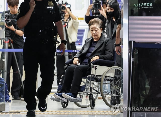 Unification Church leader Han Hak-ja leaves the Seoul Central District Court in southern Seoul on Sept. 22, 2025, after attending her arrest warrant hearing on charges of bribery. (Pool photo) (Yonhap)