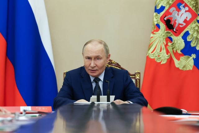 Le président russe Vladimir Poutine lors d'une réunion télévisée avec des membres de son Conseil de sécurité, le 22  septembre 2025 au Kremlin