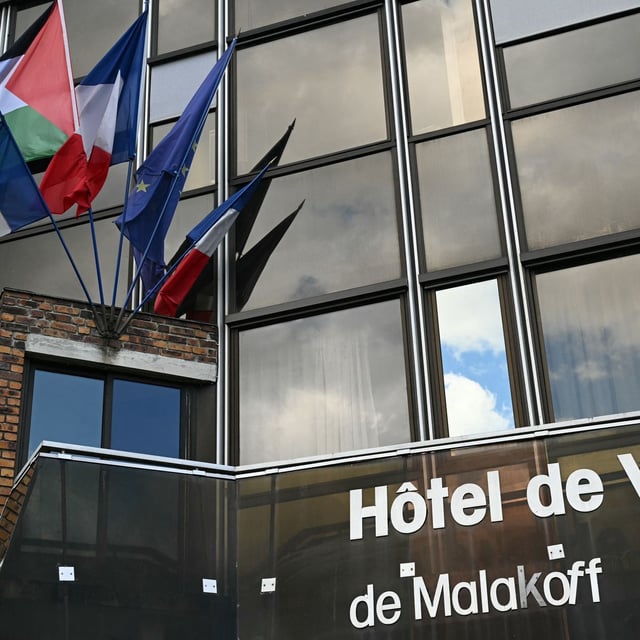 Le drapeau palestinien sur le fronton de la mairie de Malakoff le dimanche 21 septembre 2025.