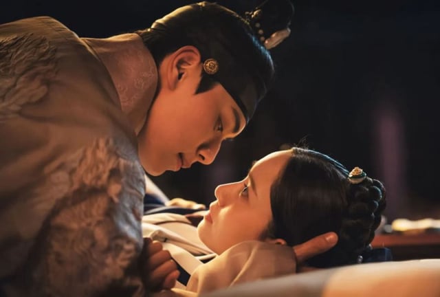 Lee Chae-min y Yoona, la pareja protagonista de "Bon Appétit, Majestad" (Foto: Netflix)