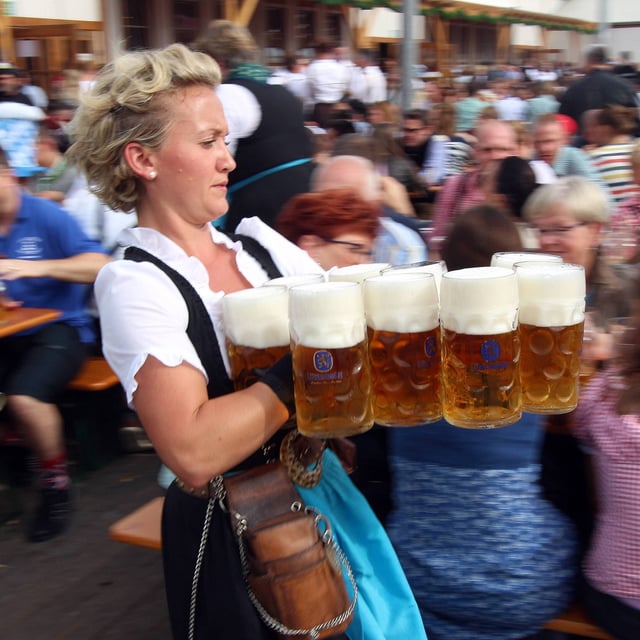 Eine Bedienung trägt Bier auf dem Oktoberfest. 