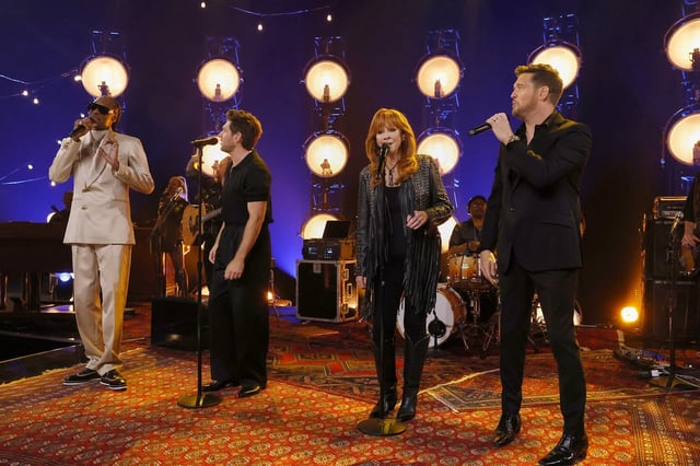 THE VOICE -- The Blind Auditions Season Premiere Episode 2801 -- Pictured: (l-r) Snoop Dogg, Niall Horan, Reba McEntire, Michael Buble