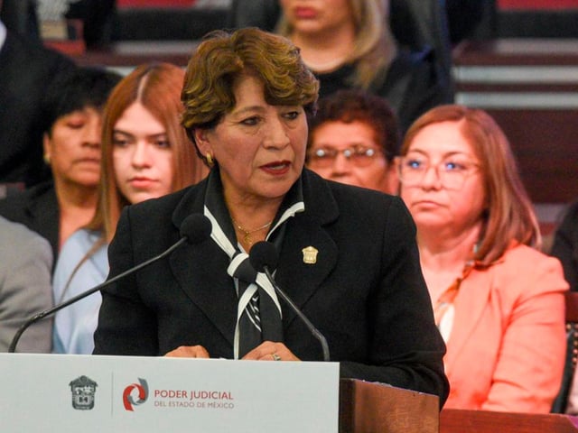 Delfina Gómez Álvarez dando discurso en el Edomex