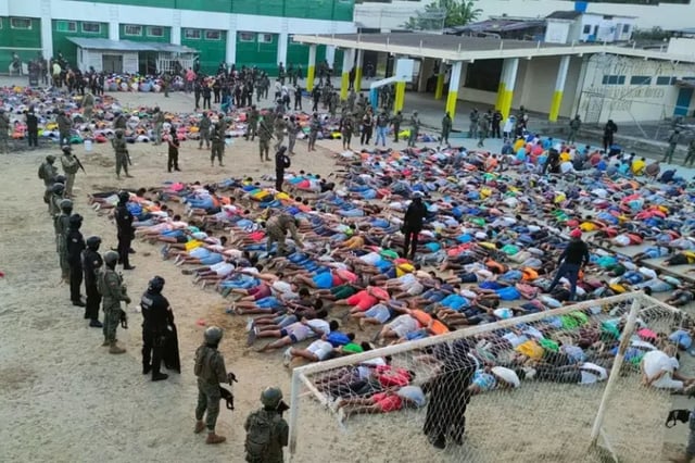 Agentes de la Policía y el Ejército mientras intervienen una cárcel en Ecuador, en una imagen de archivo. Foto: EFE/ Cortesía Fuerzas Armadas de Ecuador