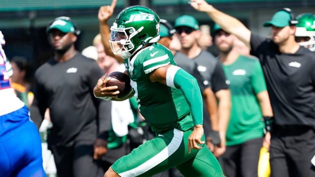 New York Jets quarterback Justin Fields (7) runs with the ball, Sunday, September 14, 2025, in East Rutherford.

 Kevin R. Wexler-NorthJersey.com / USA TODAY NETWORK via Imagn Images