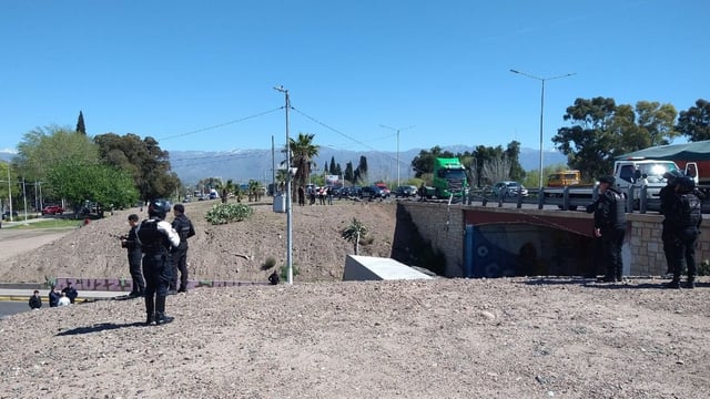 Camión desbarrancó en el Acceso Este y cayó sobre Cañadita Alegre
