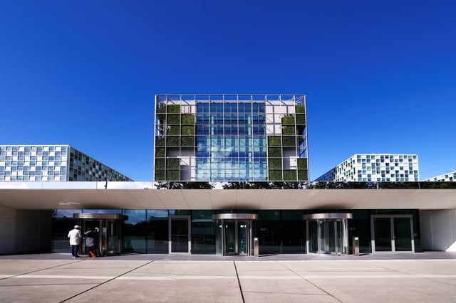 People stand outside the International Criminal Court (ICC) as the United States is considering imposing sanctions as soon as this week against the entire International Criminal Court, in The Hague, Netherlands, September 22, 2025. REUTERS/Piroschka van de Wouw