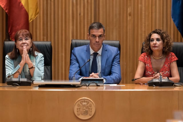 El presidente del Gobierno, Pedro Sánchez, acompañado por la vicepresidenta del Gobierno y ministra de Hacienda, María Jesús Montero y por la presidenta del PSOE, Cristina Narbona, preside la reunión interparlamentaria del Grupo Socialista (Congreso, Senado y Parlamento Europeo) en la Sala Ernest Lluch del Congreso, a 15 de septiembre de 2025, en Madrid (España).