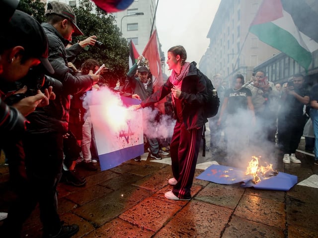 Manifestantes queman banderas de Israel en Milán, en protesta contra el genocidio en Gaza