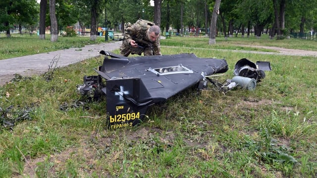 Un expert ukrainien se penche sur un drone Shahed tombé à Kharkiv, en juin 2025.