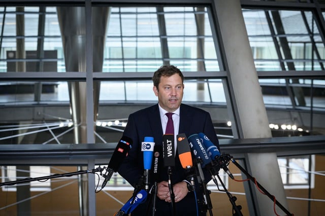 Mann steht vor Mikrofonen