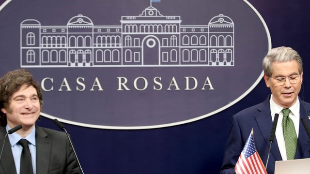 El funcionario del gobierno de Donald Trump aclaró que entre las opciones que se barajan están \"entre otras, líneas de swap, compras directas de divisas y compras de deuda pública\".