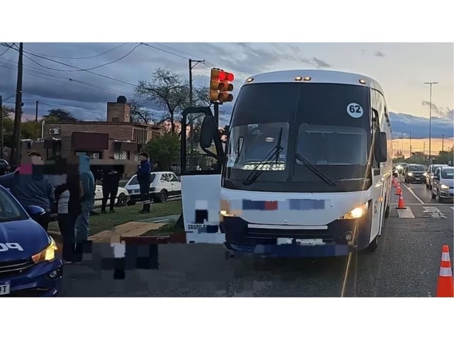 Un hombre que viajaba en colectivo con su pareja se descompuso y murió en el lugar (Imagen: gentileza La Voz).