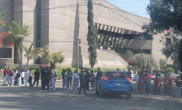 Bloquean presuntos normalistas la avenida Siervo de la Nación, Morelia