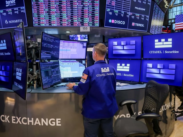 A trader works on the floor of the New York Stock Exchange (NYSE) in New York, US, on Monday, Sept. 22, 2025. Wall Street traders left stocks hovering near all-time highs amid calls for a break after a $15 trillion rally from April lows, with traders awaiting a handful of Federal Reserve speakers and a key inflation measure. Photographer: Michael Nagle/Bloomberg