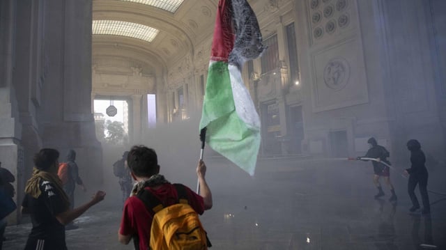 Teilnehmer einer Demonstration stoßen mit der Polizei im Mailänder Bahnhof zusammen